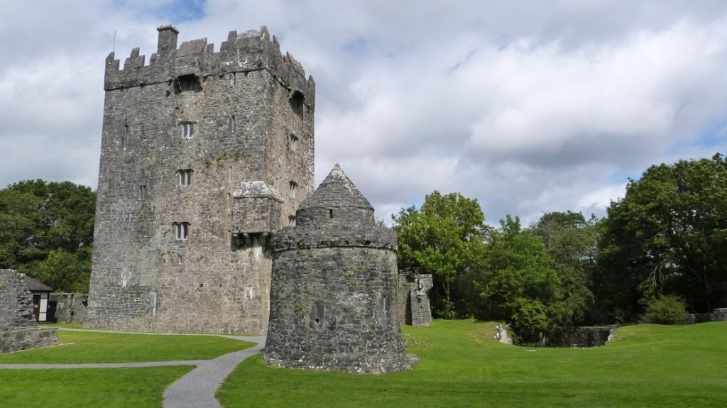 Les ruines de la maison fortifiée appelée Aughnanure Castle, en Irlande
